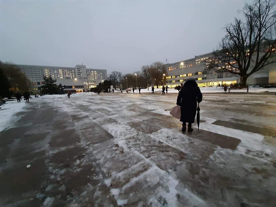 Упал, очнулся, гипс. Каток перед больницей Гайлезерс вызвал негодование ее посетителей