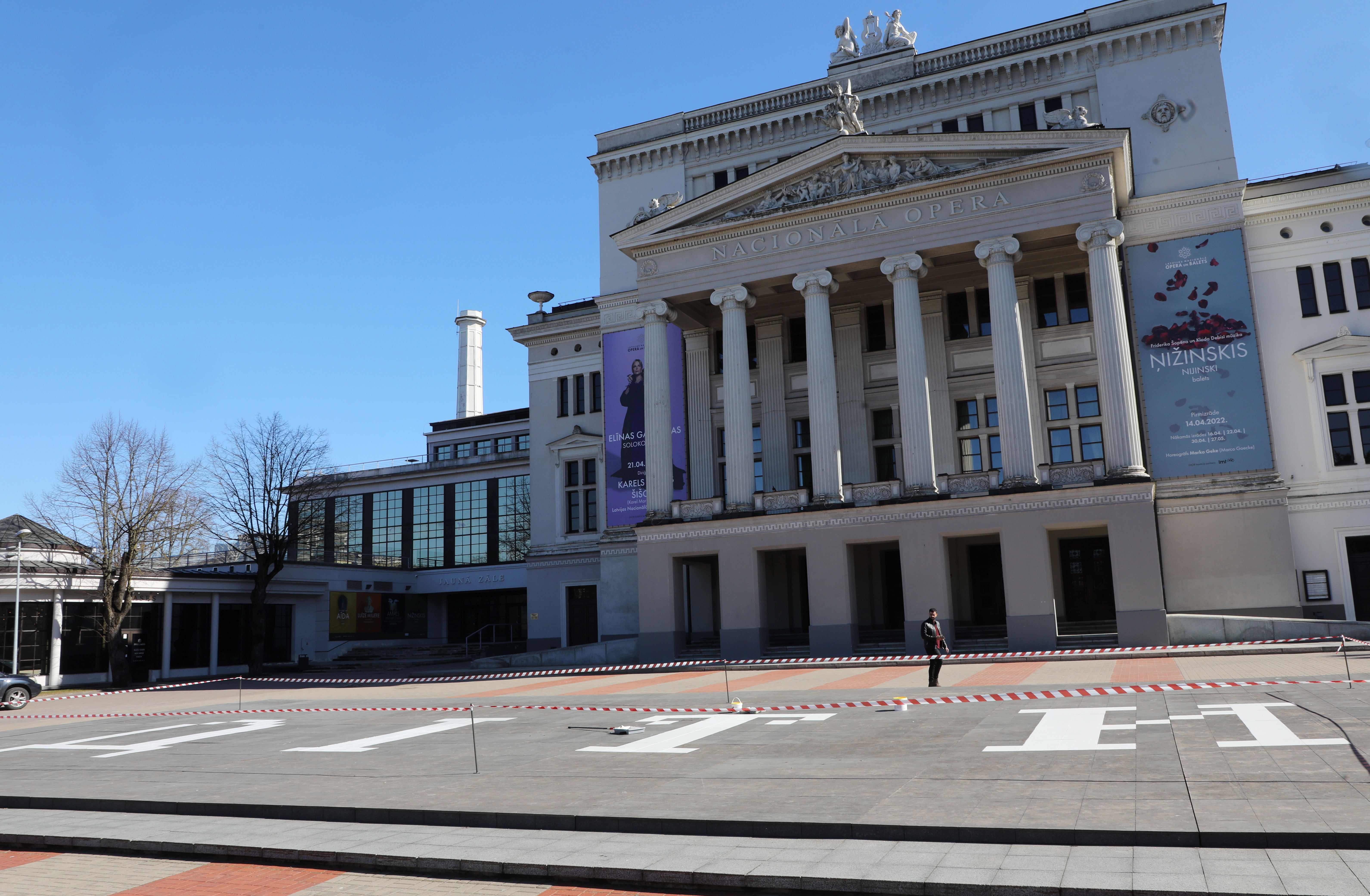 Надпись "Дети" появилась у Оперы. В память о Мариуполе