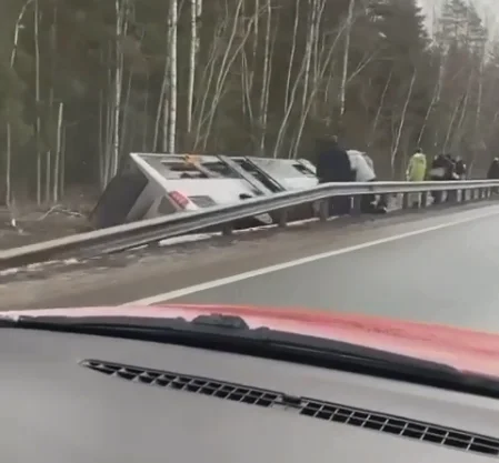 Под Добеле опрокинулся автобус. В результате ДТП пострадали 13 человек