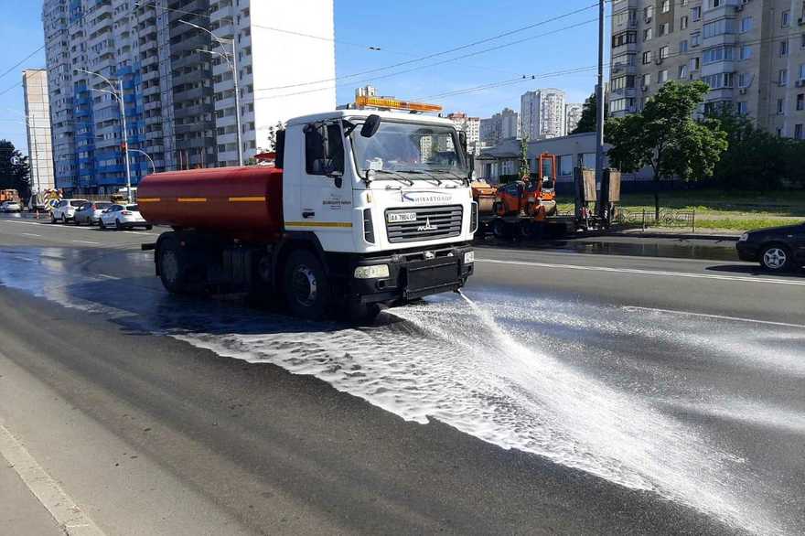 Улицы Риги вновь будут поливать водой