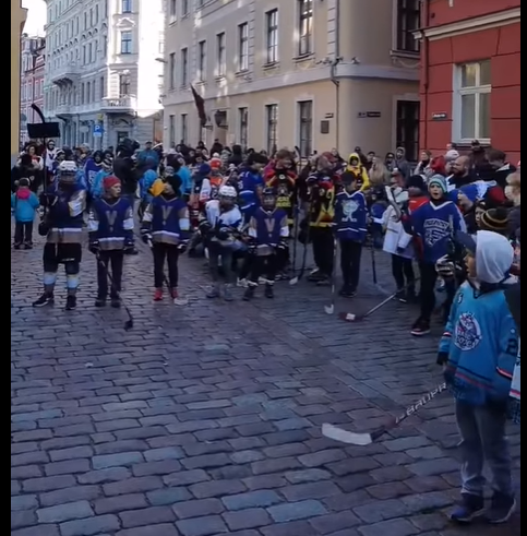 На митинг против ограничений на спортивные тренировки к Сейму были свезены десятки детей