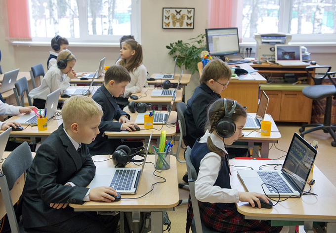 МОН планирует за 600 000 евро обеспечить мощный интернет в латвийских школах
