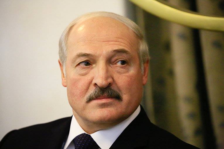 Лукашенко потребовал заставить работать всех "болтающихся тунеядцев" Лукашенко потребовал заставить работать всех "болтающихся тунеядцев"