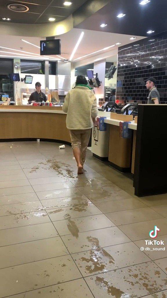 Ходила босиком по кафе, разбрасывала еду: странное видео из рижского кафе Ходила босиком по кафе, разбрасывала еду: странное видео из рижского кафе