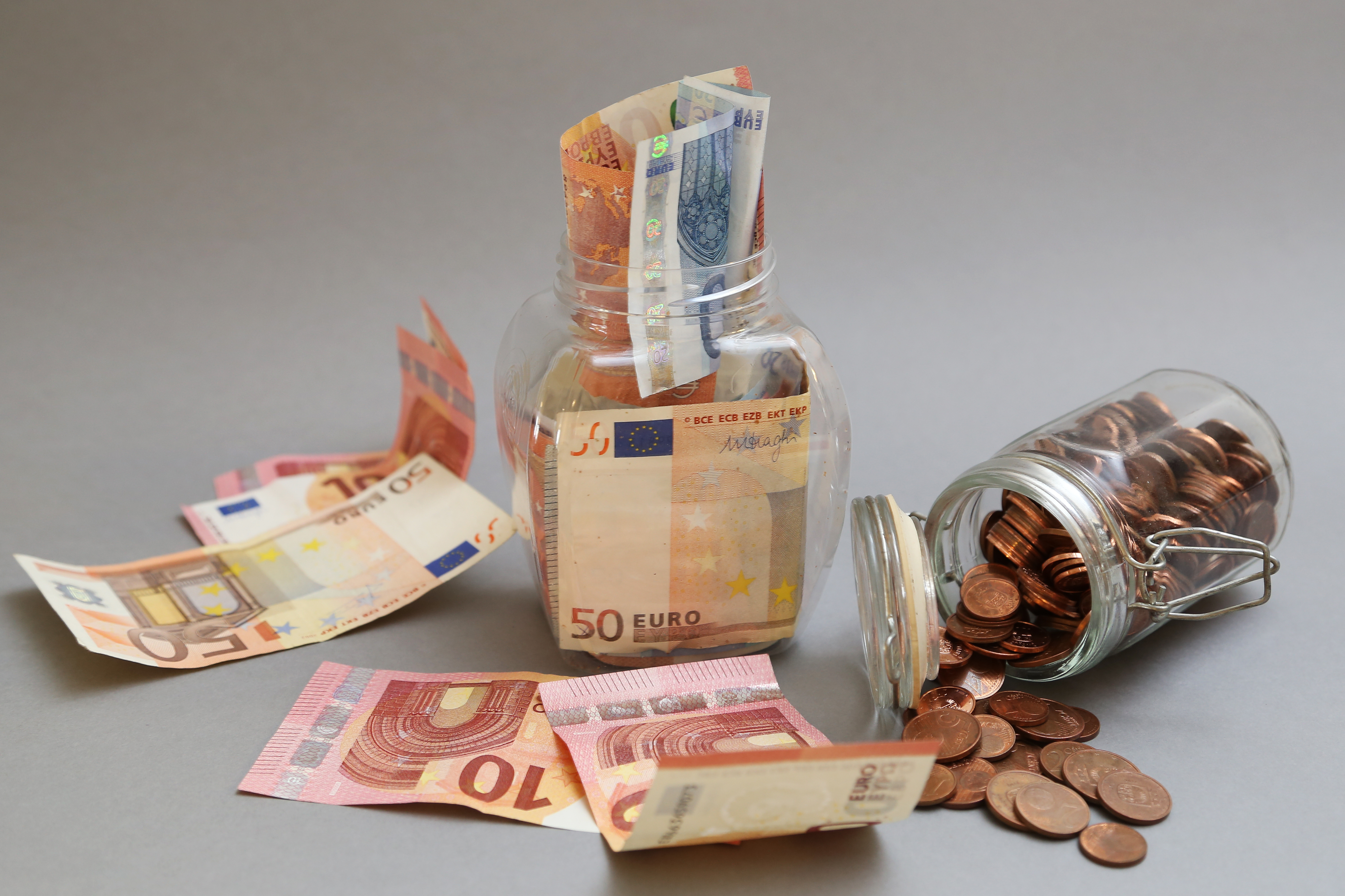 Почти 40% жителей Латвии не могут сейчас откладывать деньги