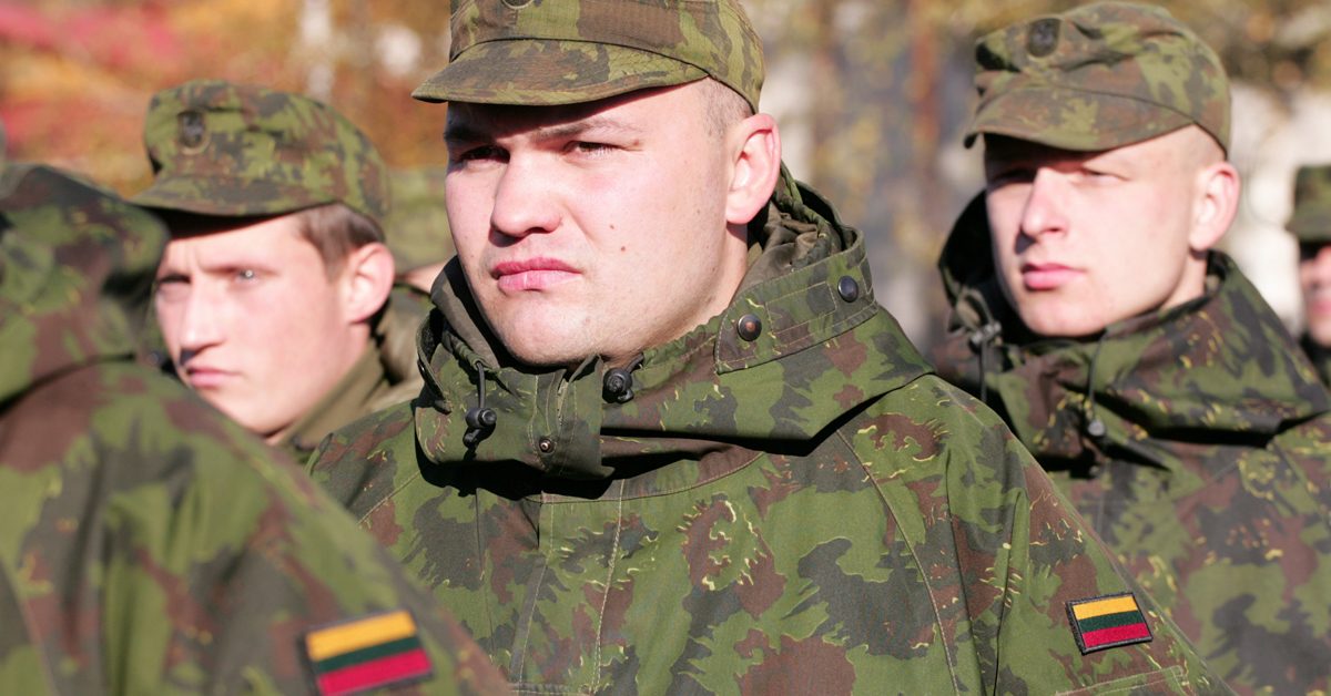 "Мы движемся к всеобщей воинской повинности", - министр обороны Литвы