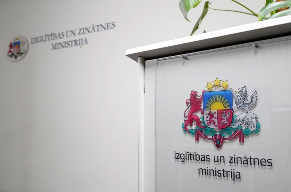 Минобразования за десятки тысяч заказывает проведение своей же работы