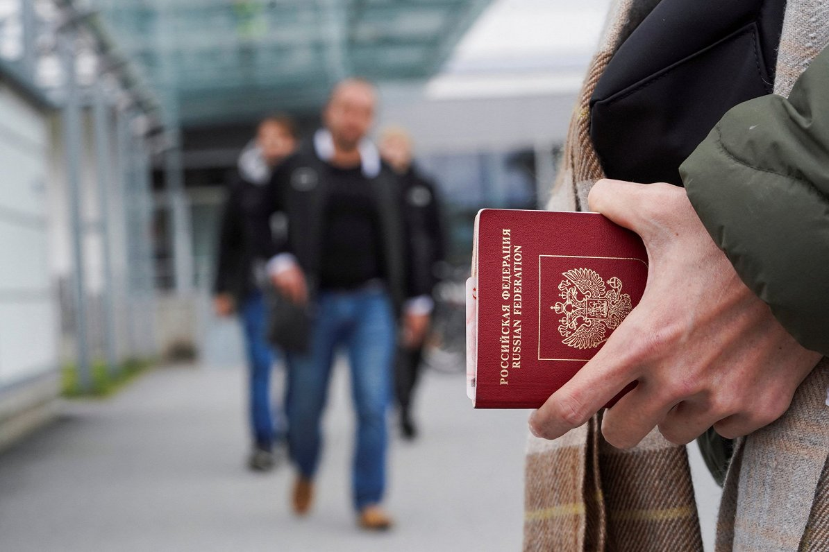 УДГМ предупредило 3255 граждан РФ, что согласно положениям закона об иммиграции им, возможно, придется покинуть Латвию