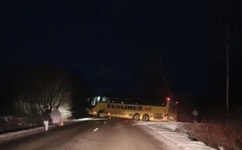 Возле Рауны в аварию попал автобус, движение заблокировано