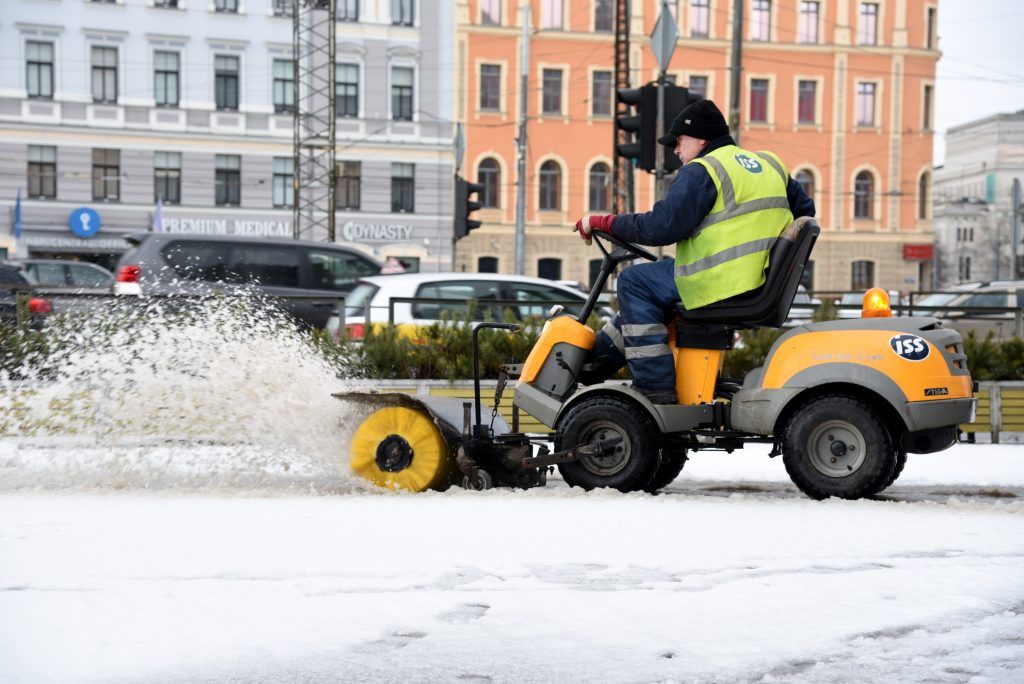Во время уборки снега в Риге будут действовать ограничения