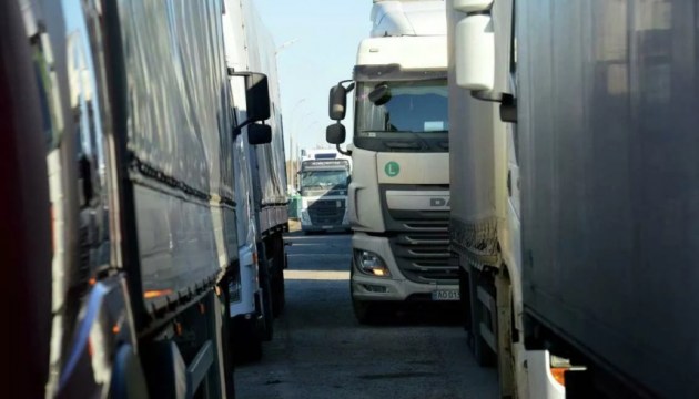 На границе с Россией километровые очереди грузовиков