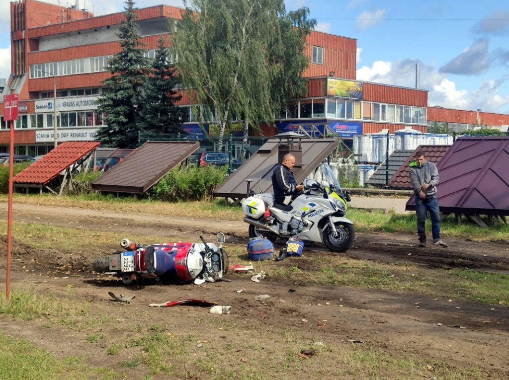 С гипсом на ноге и без прав: на Румбуле мотоциклист пытался уйти от полиции