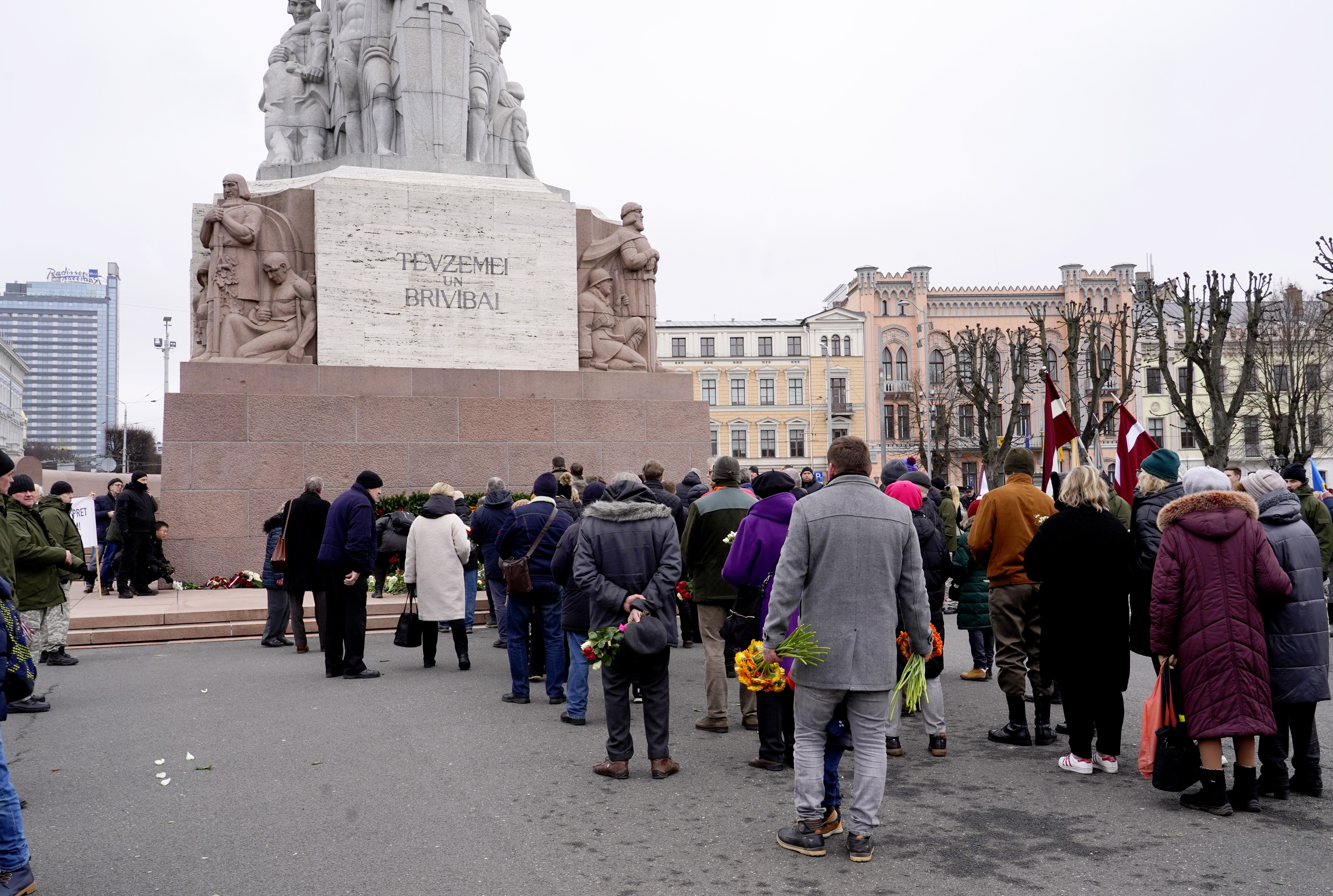 Несколько сотен человек возложили цветы к памятнику Свободы в день памяти легионеров