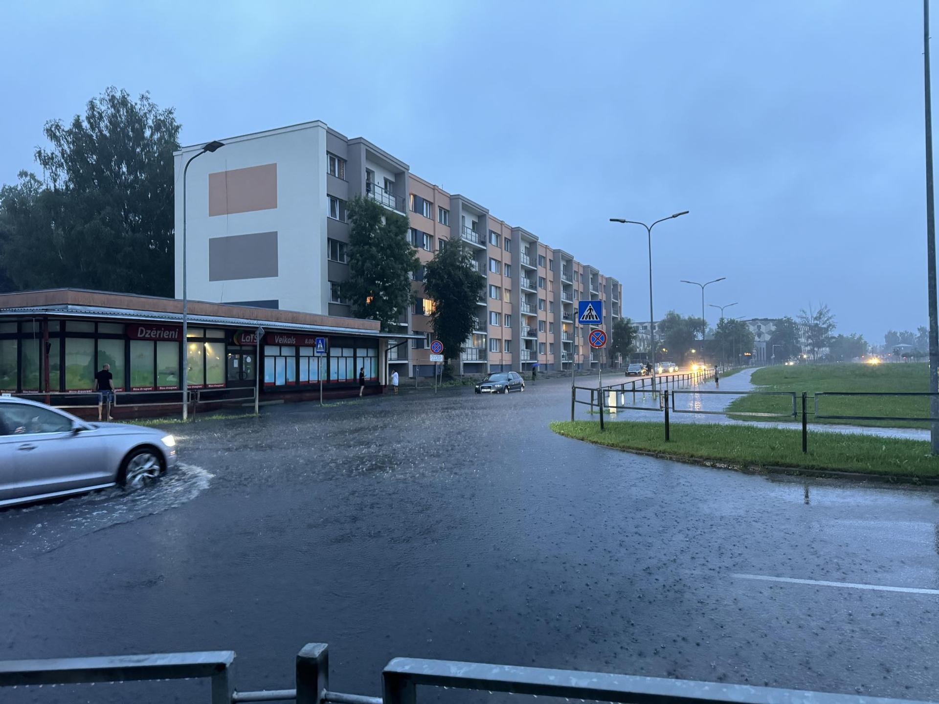 Уровень воды на затопленных в Елгаве улицах за сутки упал