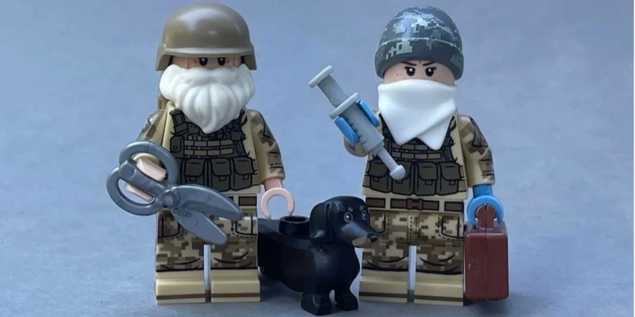 Какие времена — такие и игрушки. Редактор сайта о LEGO создал фигурки украинских парамедиков и военных