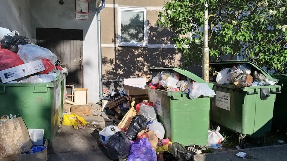 Жители Золитуде пытаются бороться со "свалками" у подъездов