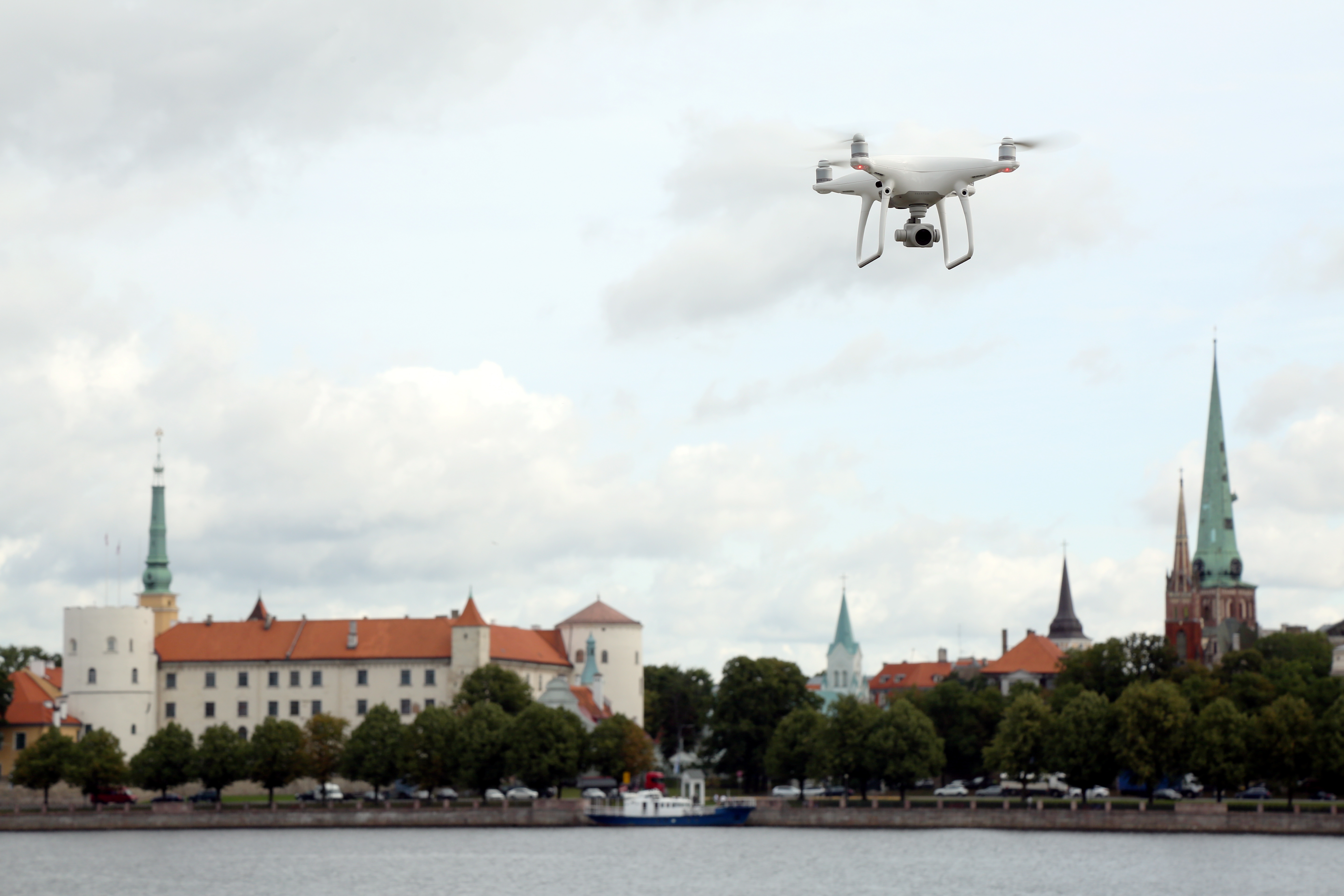Noliedz apgalvojumus par dronu izmantošanu ierobežojumu kontrolei telpās