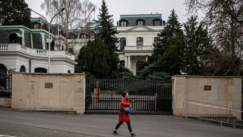 Чехия потребовала сократить число сотрудников посольства России