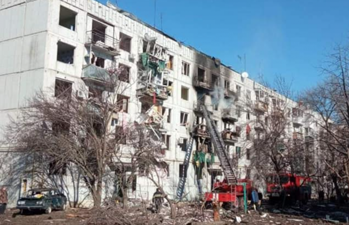 В Чугуеве в результате обстрела пятиэтажки погиб ребенок