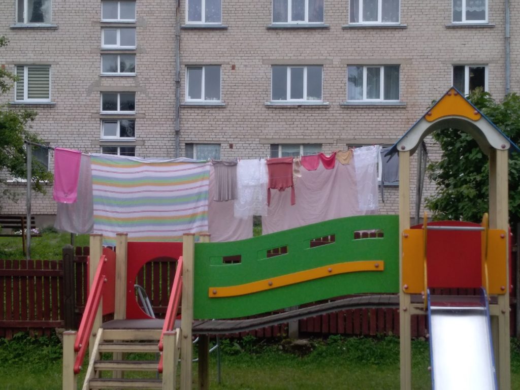 "Это неприемлемо!": с детской площадки видно, как сушится нижнее белье