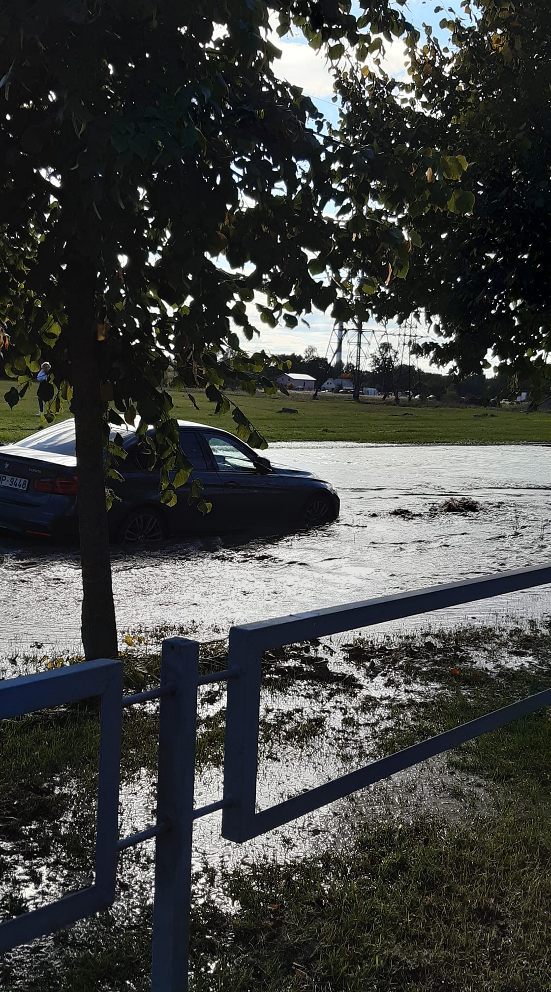 В Зиепниеккалнсе прорвало магистральный водопровод. Транспорт пошел в объезд В Зиепниеккалнсе прорвало магистральный водопровод. Транспорт пошел в объезд