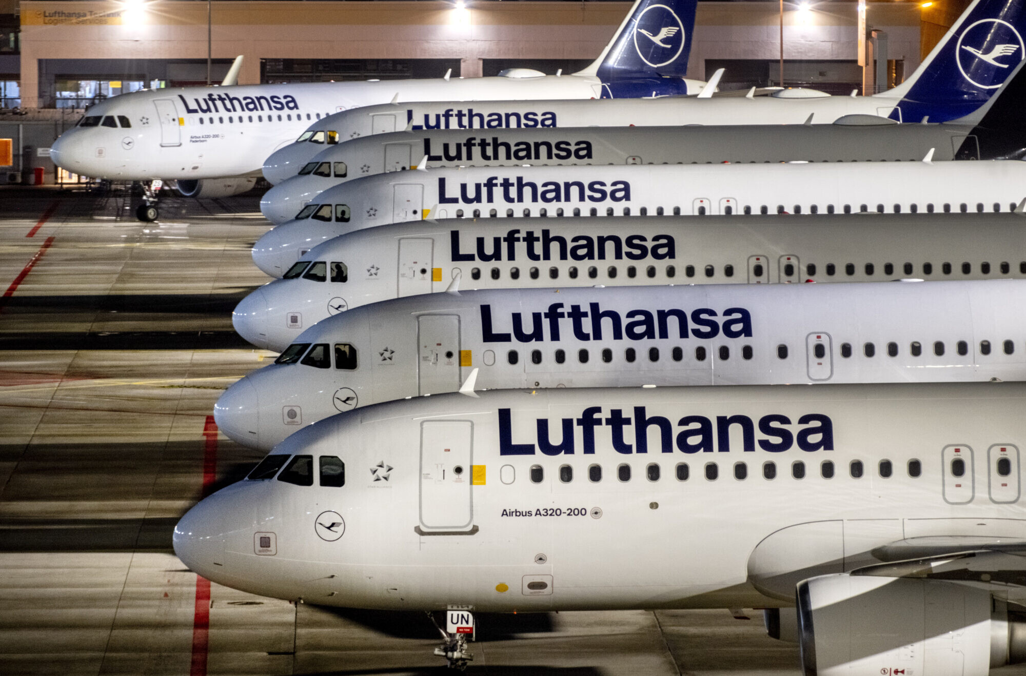 "Lufthansa" pilotu streika dēļ Vācijā atcelti simtiem avioreisu