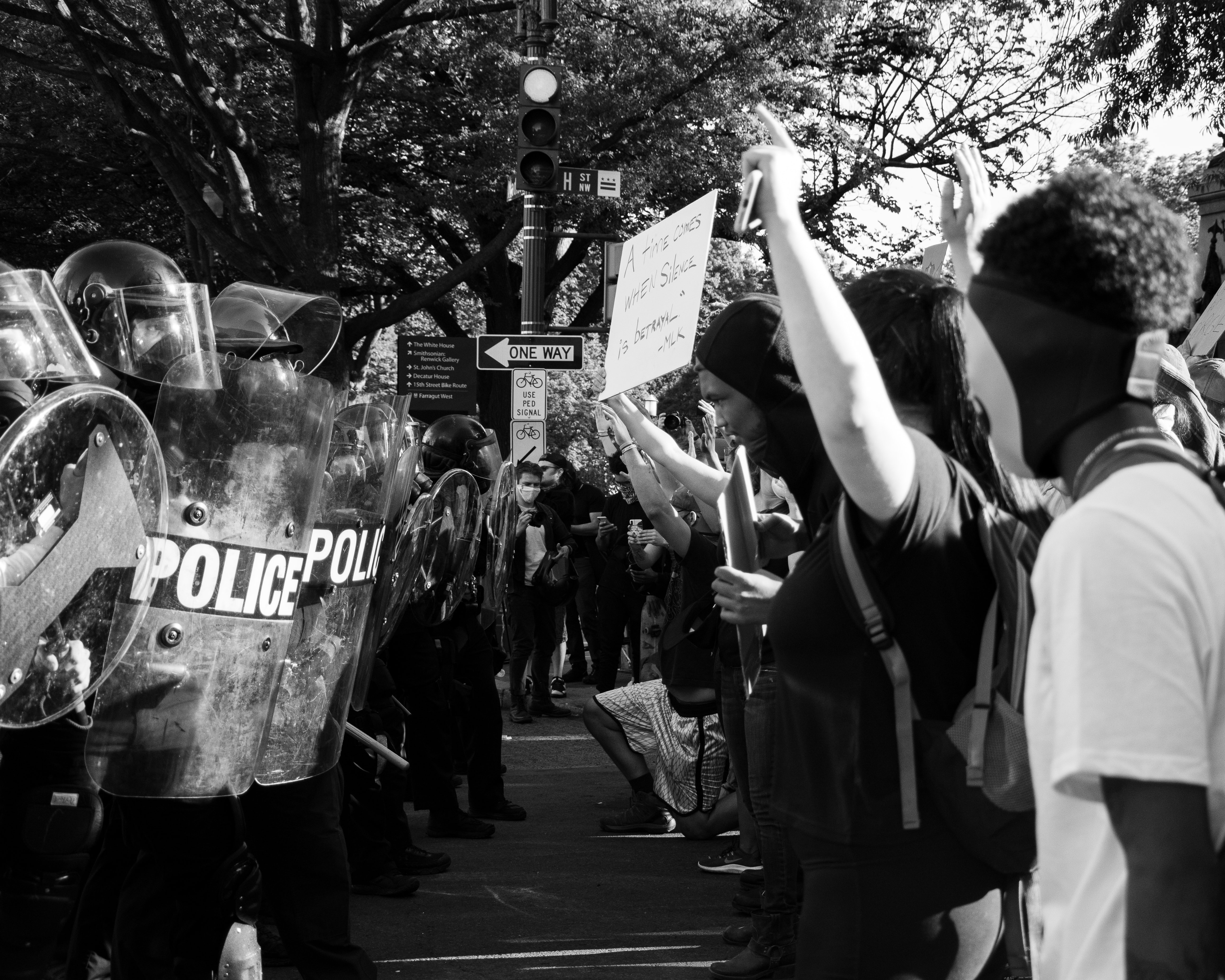 Pēc melnādaina vīrieša nāves aizturēšanas laikā Mineapolē izceļas protesti