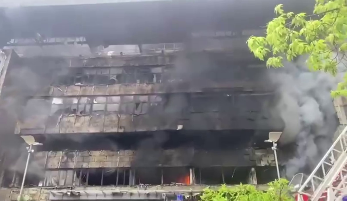 Большой пожар в Москве: в горящем бизнес-центре могут быть заблокированы люди