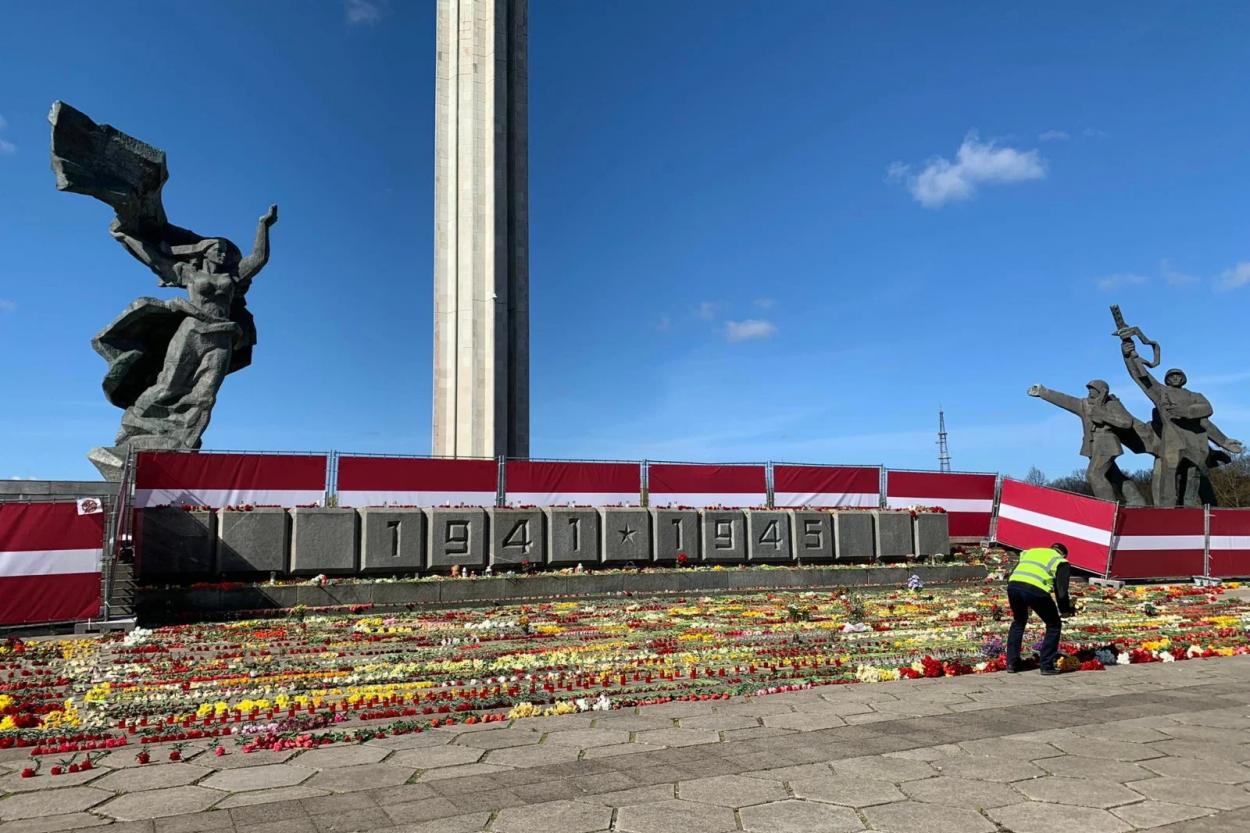 В связи с событиями у памятника в Пардаугаве один полицейский уволен, а несколько понижены в должности