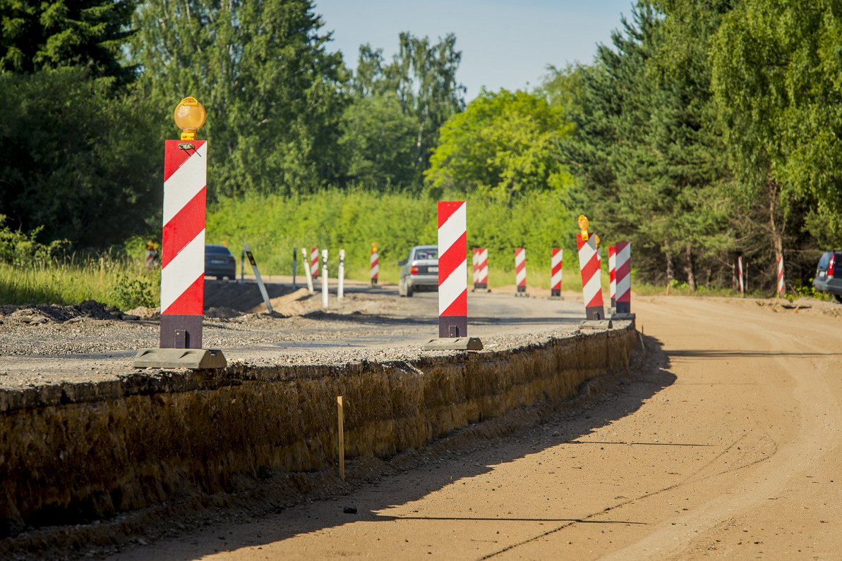 На дороги Латвии выделено 300 миллионов. Хватит не на всё На дороги Латвии выделено 300 миллионов. Хватит не на всё