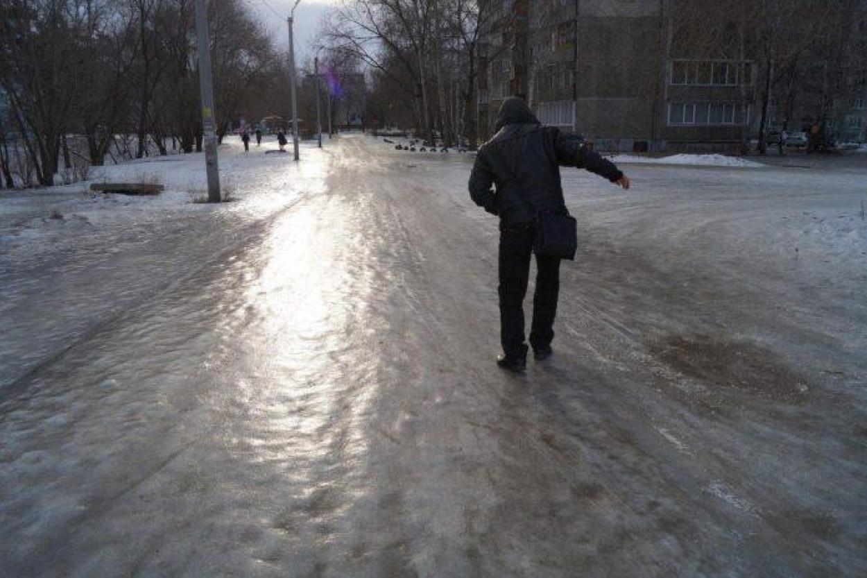 Не идётся и не едется. Потому что гололедица