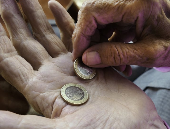 Vecuma pensijas vidējais apmērs aprīlī bija nepilni 686 eiro
