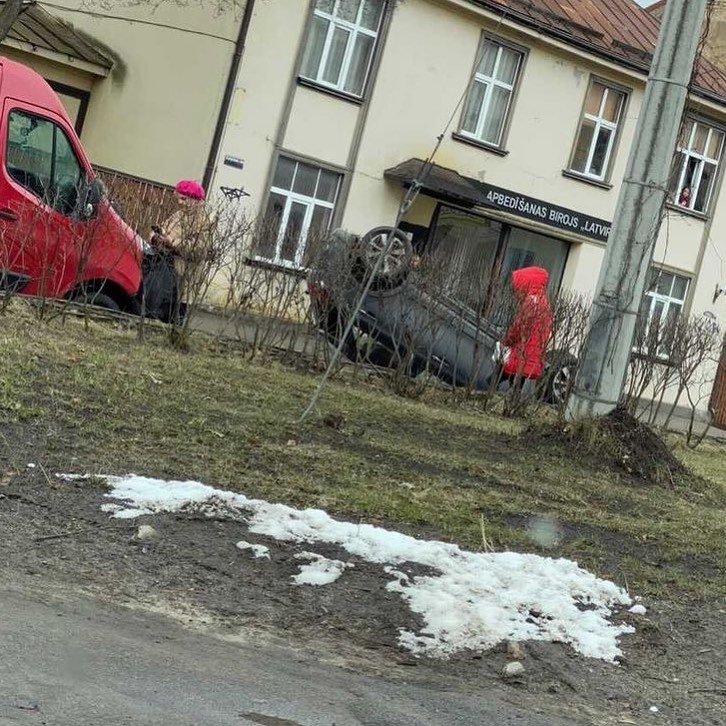 Авария в Пардаугаве: автомобиль перевернулся возле похоронного бюро Авария в Пардаугаве: автомобиль перевернулся возле похоронного бюро