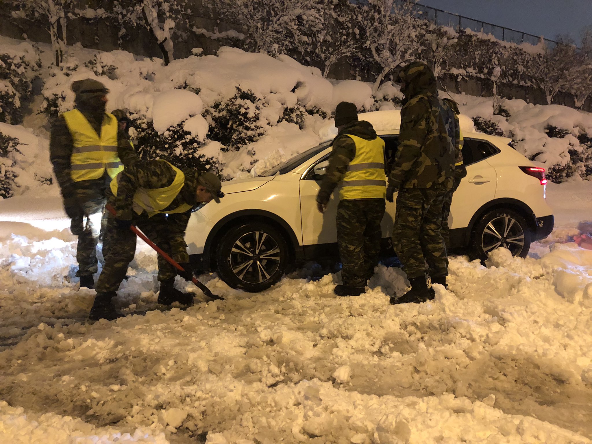 Греция тонет в снегу