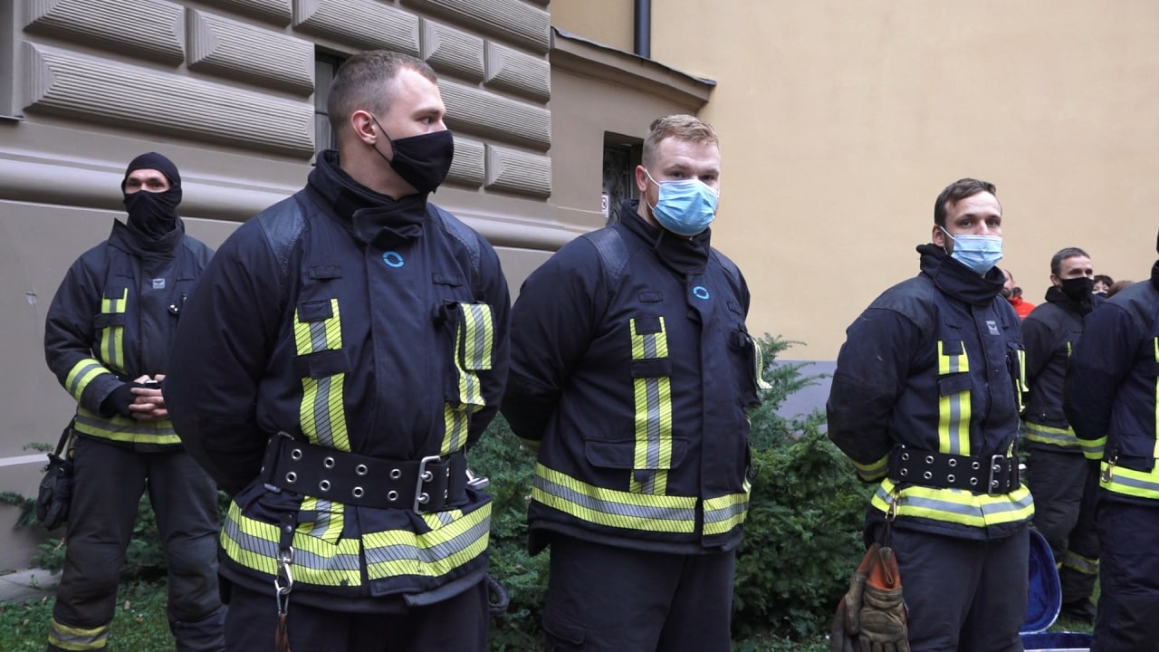 Пожарные вышли к Сейму, протестуя против ограничений