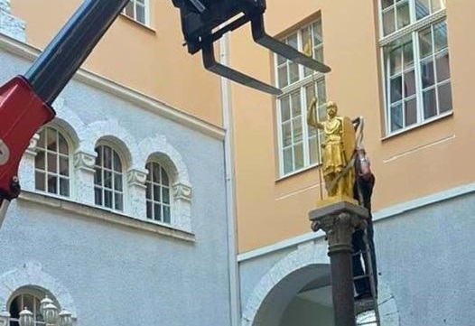 Рига лишилась "Золотого рыцаря". Скульптуру увезли в Юрмалу