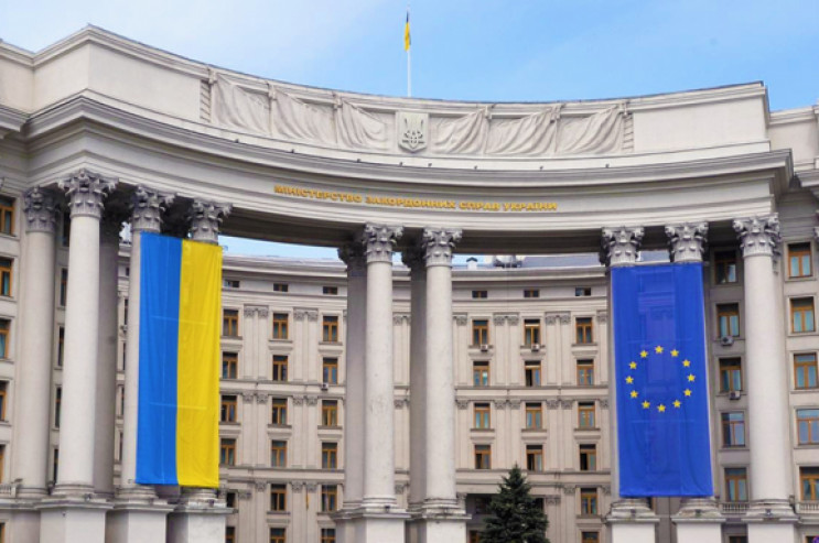 МИД Украины рекомендовал украинцам покинуть Россию МИД Украины рекомендовал украинцам покинуть Россию