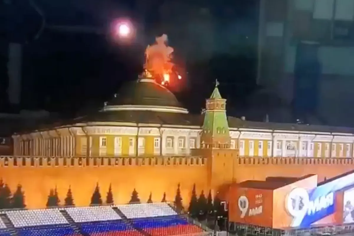 Опубликовано видео предполагаемой атаки дронов на Кремль