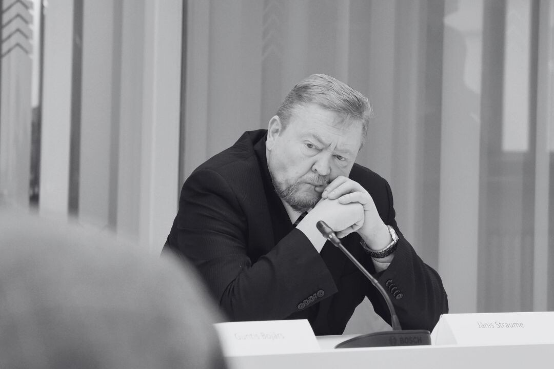 В среду утром в Юрмале поезд сбил бывшего спикера Сейма Страуме