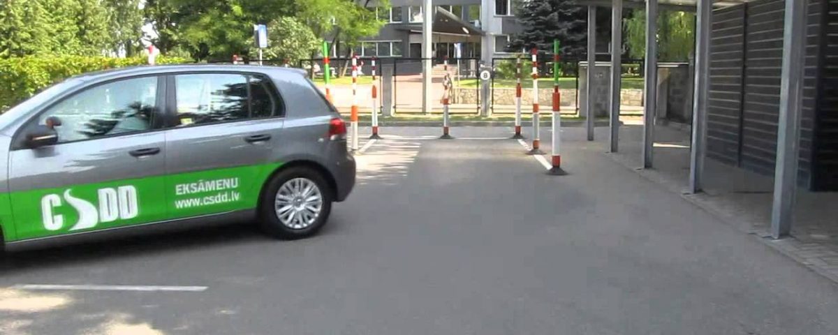 Ученики автошкол «захватили» парковки у магазинов