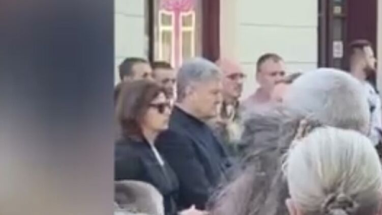 Порошенко вернулся в Украину. Он посетил похороны бойца во Львове
