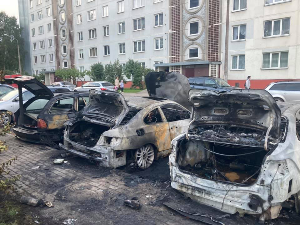 В Плявниеках ночью сгорели четыре машины (уточнено)