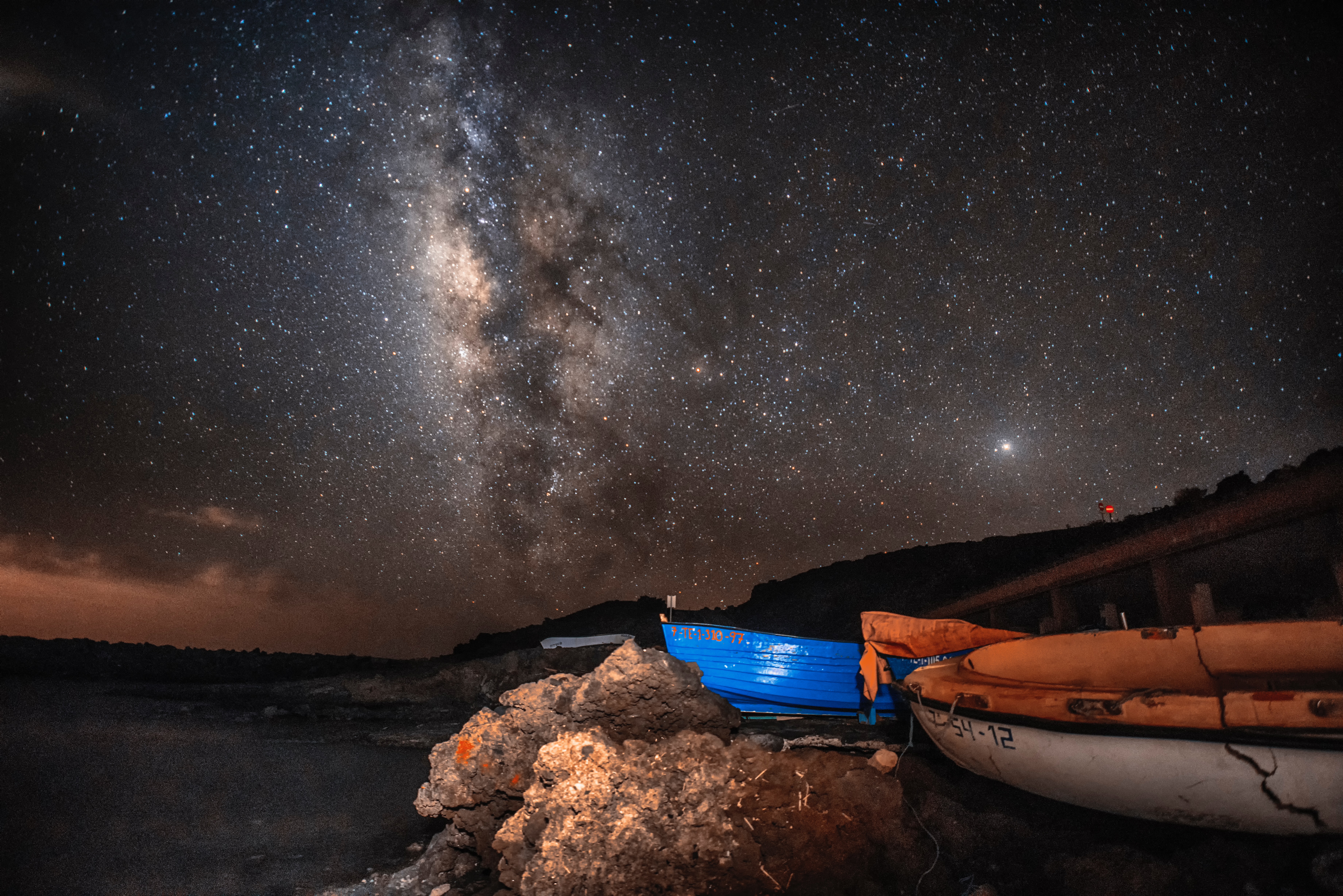 "SpaceX" plāno pirmo kosmosa lidojumu bez profesionāliem astronautiem