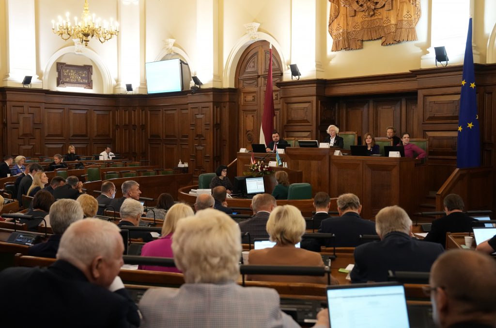 Парламент отклонил предложение о замораживании зарплат депутатов