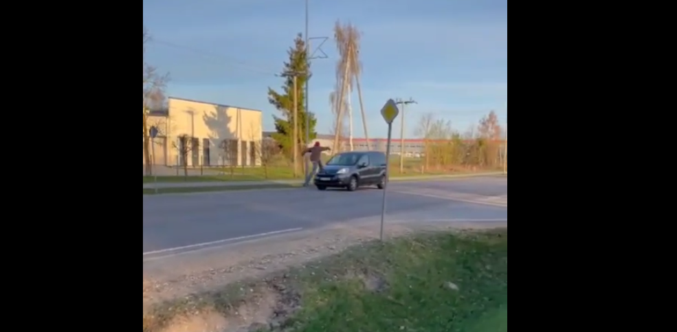 GTA в Валдлаучи: неадекватный парень прошелся по крышам едущих машин