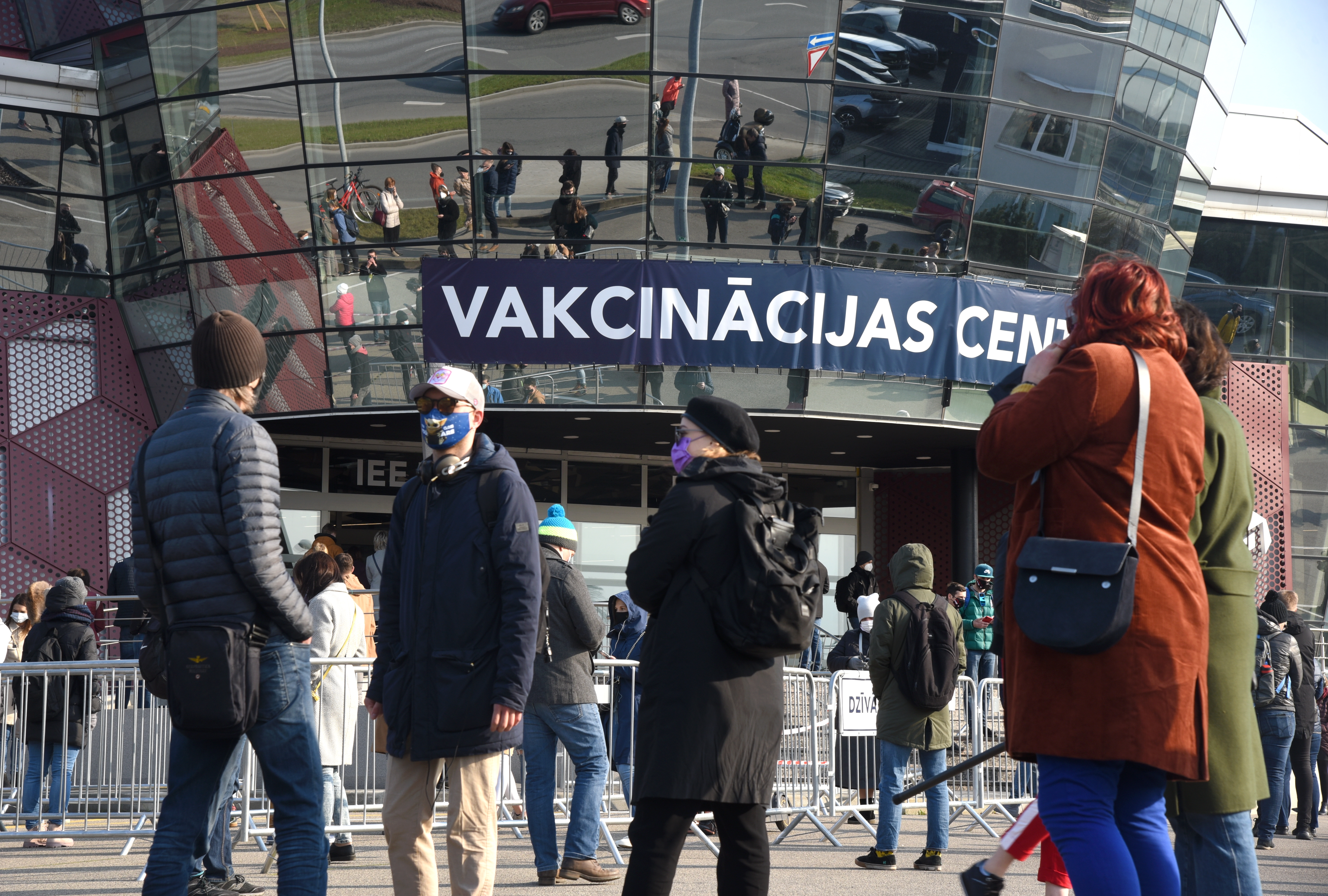 Вакцин в центре ATTA осталось на два часа; привито 738 человек, в очереди еще 550