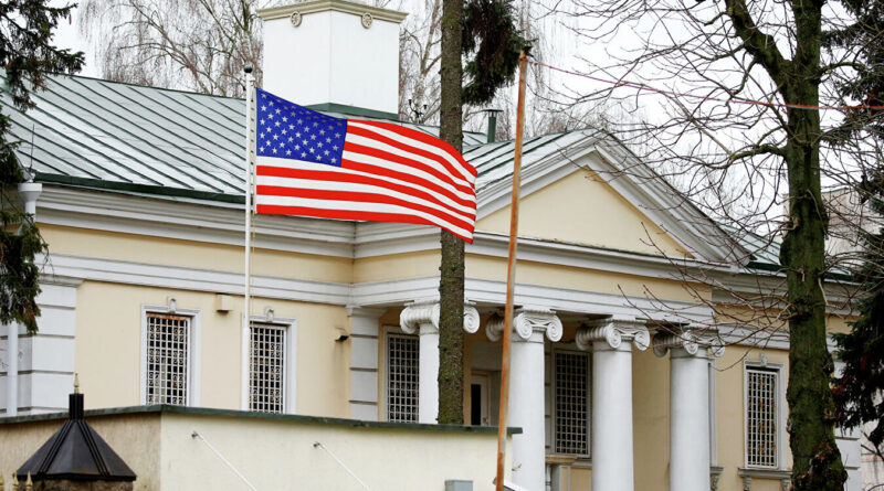 Семьи дипломатов США из посольства в Минске покидают Беларусь