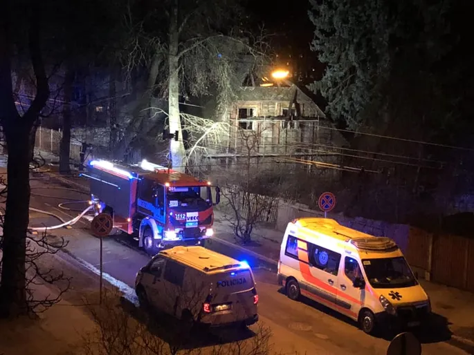 В Торнякалнсе возник пожар в старом деревянном доме