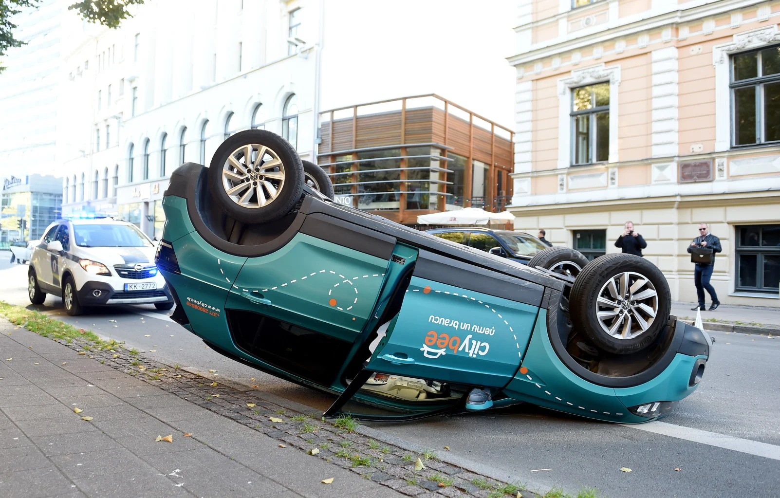 В центре Риги автомобиль CityBee встал на крышу