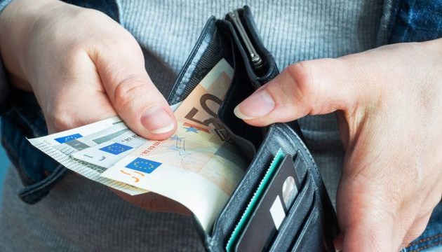 Опрос: 14% жителей Латвии считают, что после праздников будут в долгах больше чем когда-либо